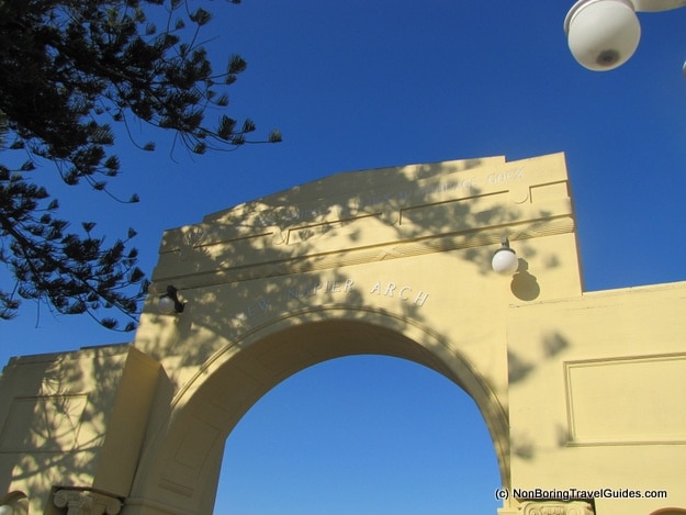 War memorial arch  in Napier,  rebuilt after the 1931 earthquake, the city is now known  for it's Art Deco buildings 