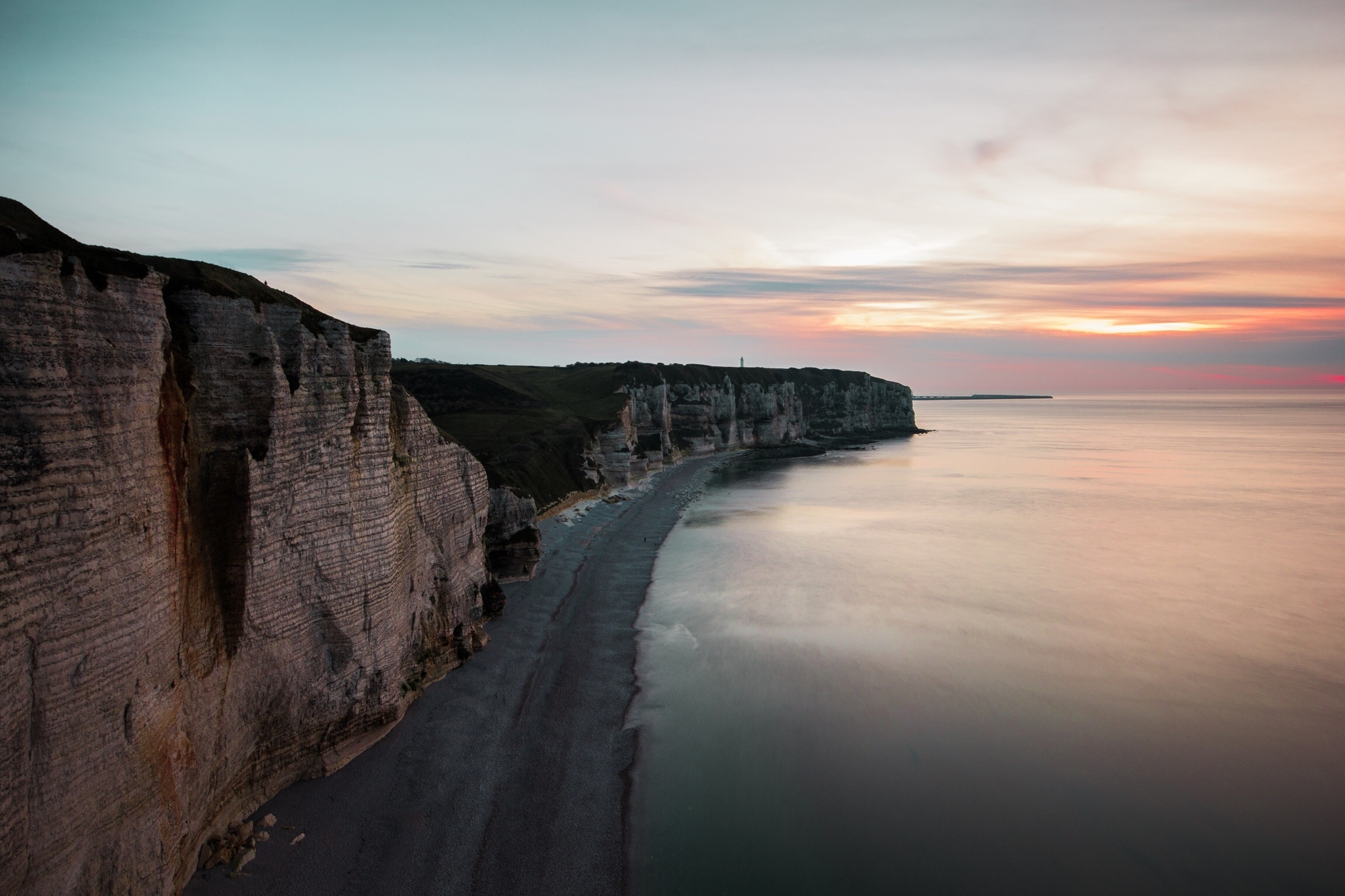 The cliffs of Étretat give you an amazing view, especially at sunrise or sunset, and are excellent for both hikers and beach chillers alike.
#beachtips