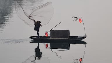 Woke up at 5am in the morning, 1/2 drive to this fishing village, in time for the fisherman to perform the fish net casting techniques.