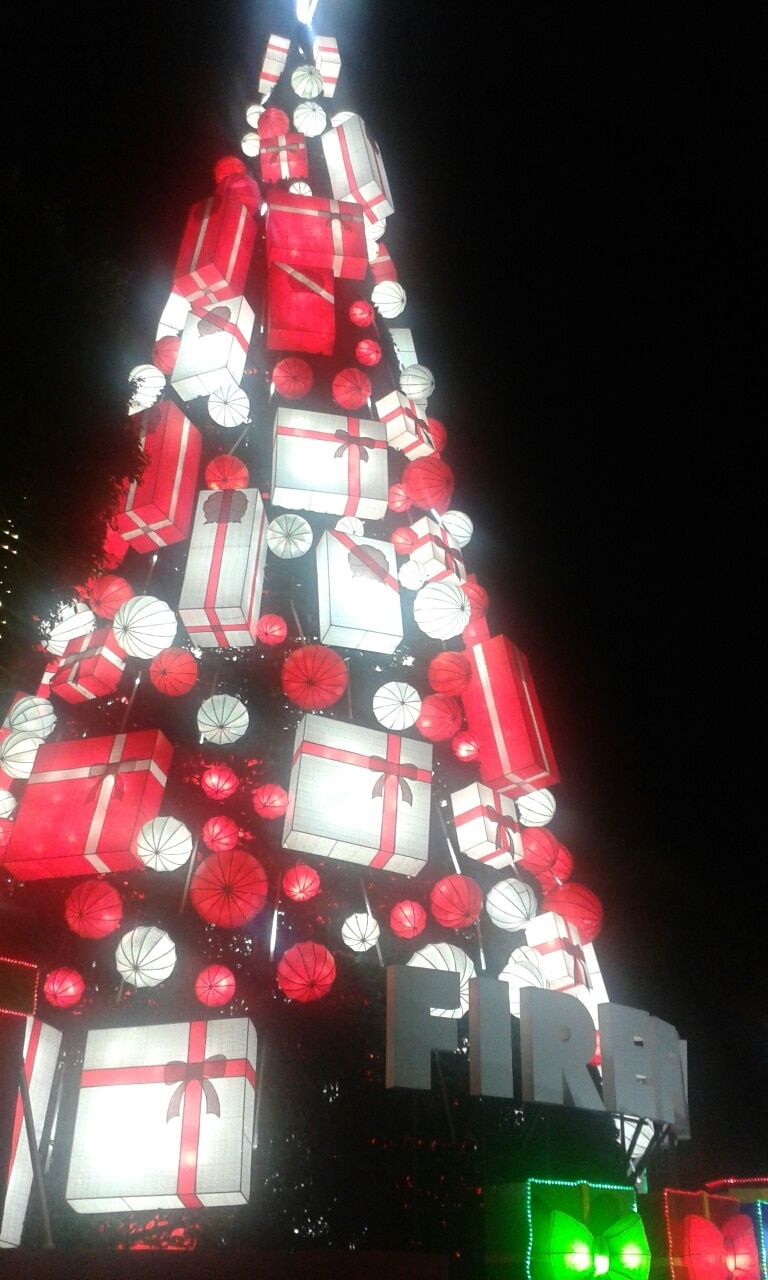A giant Christmas tree along North EDSA by Firefly. 

'Tis the season to be jolly. 