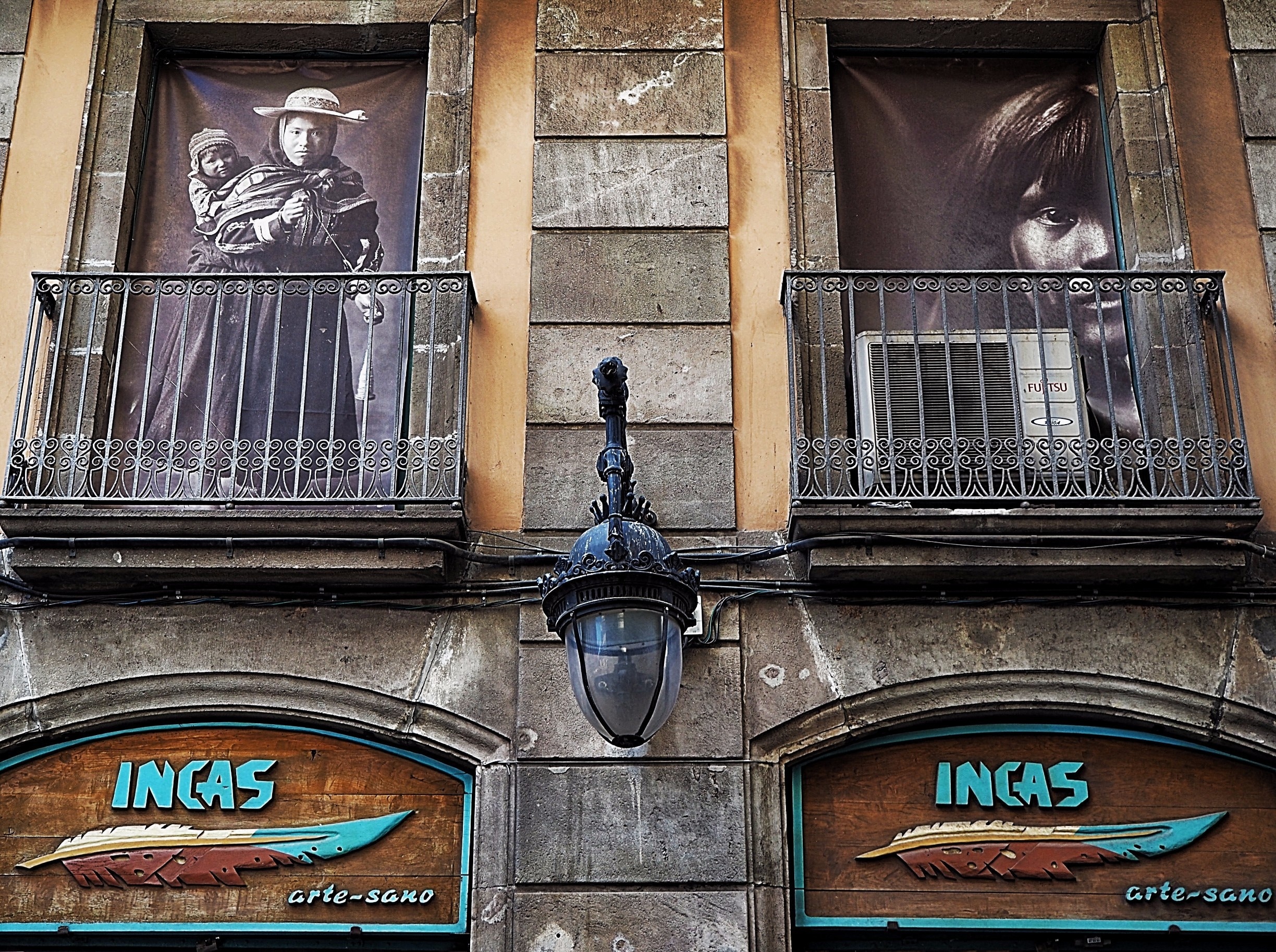 On the edge of the Gothic barrio of Barcelona you reach Placa Sant Jaume and your sight gets trapped by the walls of a building picturing faces and expressions of Inca people. Downstairs you can get lost  in their authentic shop exposing products with typical Inca patterns.
#Patterns