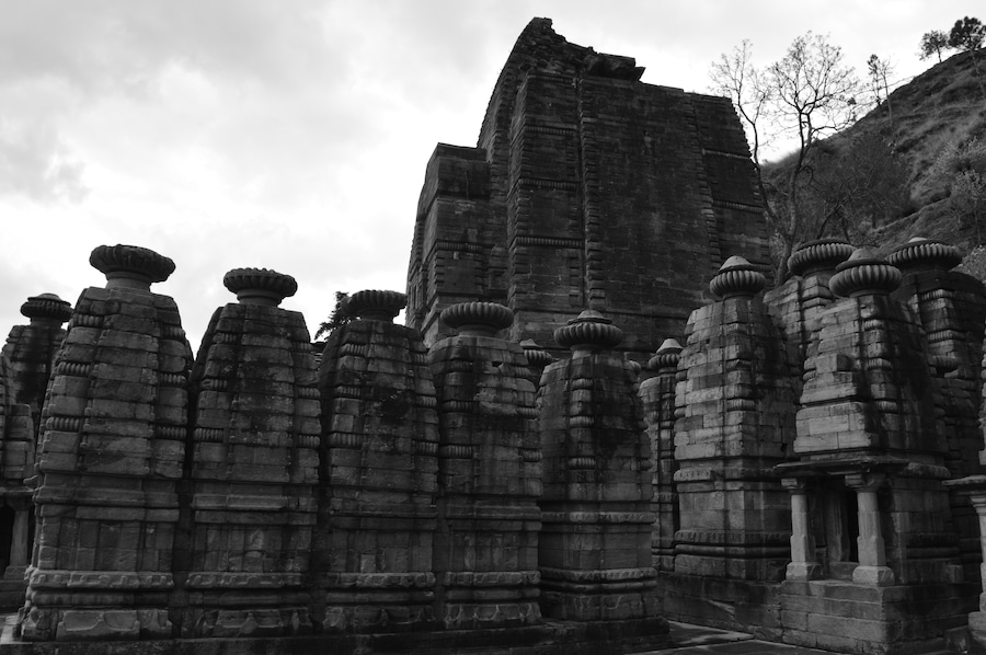 One resides at Odisha, the "Konark Sun Temple" and the other at haughty mountains of Almora distt., in a small village known as "Katarmal Sun Temple". The former "The most Renowned", while the later "The Hidden Gem" of Kumaon region.
#katarmalsuntemple#almora#uttarakhand#india#details#trover