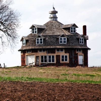 Found this place while driving to find a place to camp. Saw it from the highway. It was built in 1902, is on the historic local registry, is for sale!, is completely round, and has a bunch of garages. That's about all I know about it other then it looks awesome! I drove straight up to it. Parked in driveway, and walked around. It was for sale so it was pretty easy to walk around. Cool place! Never seen anything like it.