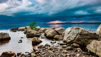 If you love the outdoor, Petawawa is made for you, multitude of free trails, provincial park make for a awesome place to visit. Found this little ''bay'' behind the golf course. The storm was coming from the North of Quebec toward us which made for a moody atmosphere. 
Calm before the storm. #BVStrove