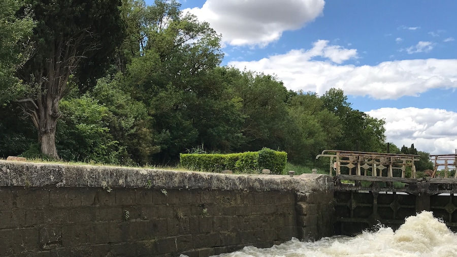 Amazing experience waiting for the lock to fill with water. Highly recommend a cruise on the canal du midi