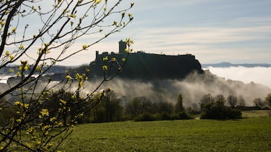 La forteresse de Polignac au levé du jour.