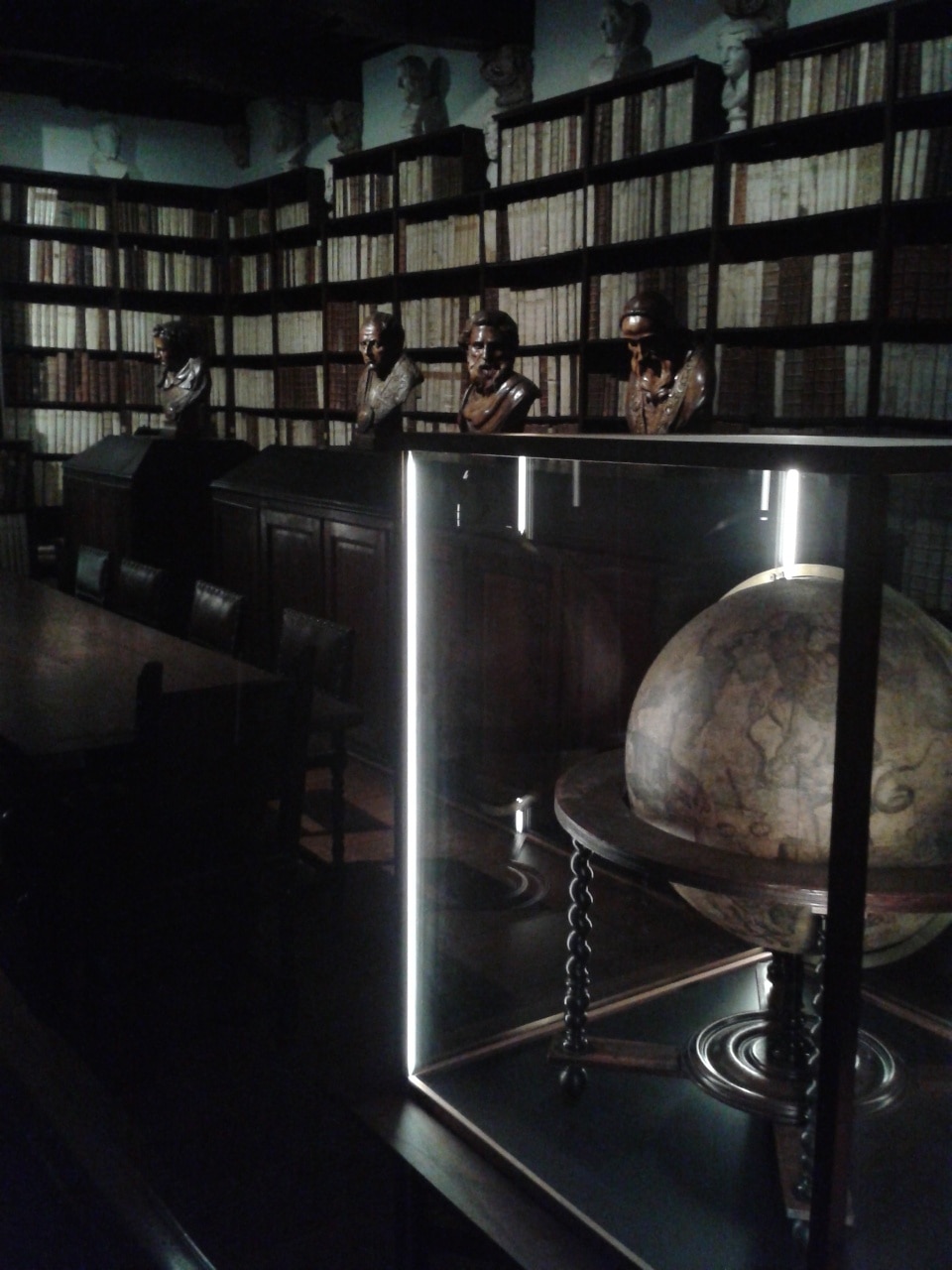 Bibliotheek in het museum.  Library in the museum #old #books #museum