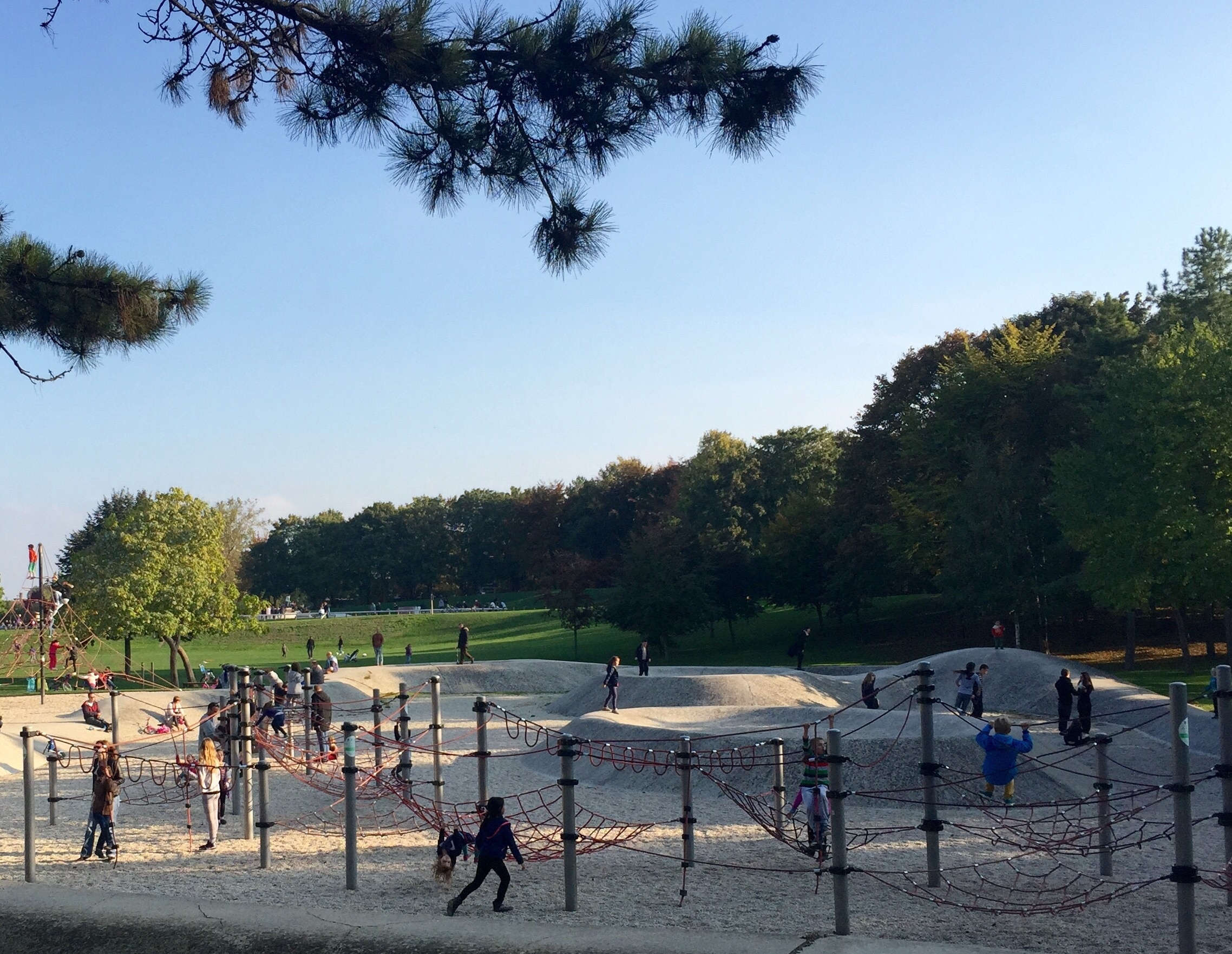 If your kids get bored of the Cathedral, head down to the Parc Leo Lagrange, it has really great playgrounds for kids of all ages.
#kidsfun 