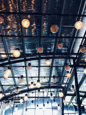 The golden hanging light bulbs lit up the glass house of The Toast Cafe and gave the big space a magical aesthetic. Have a seat and enjoy a cup of coffee with friends in the cozy cafe.
#lifeatexpedia #lights #hanginglights