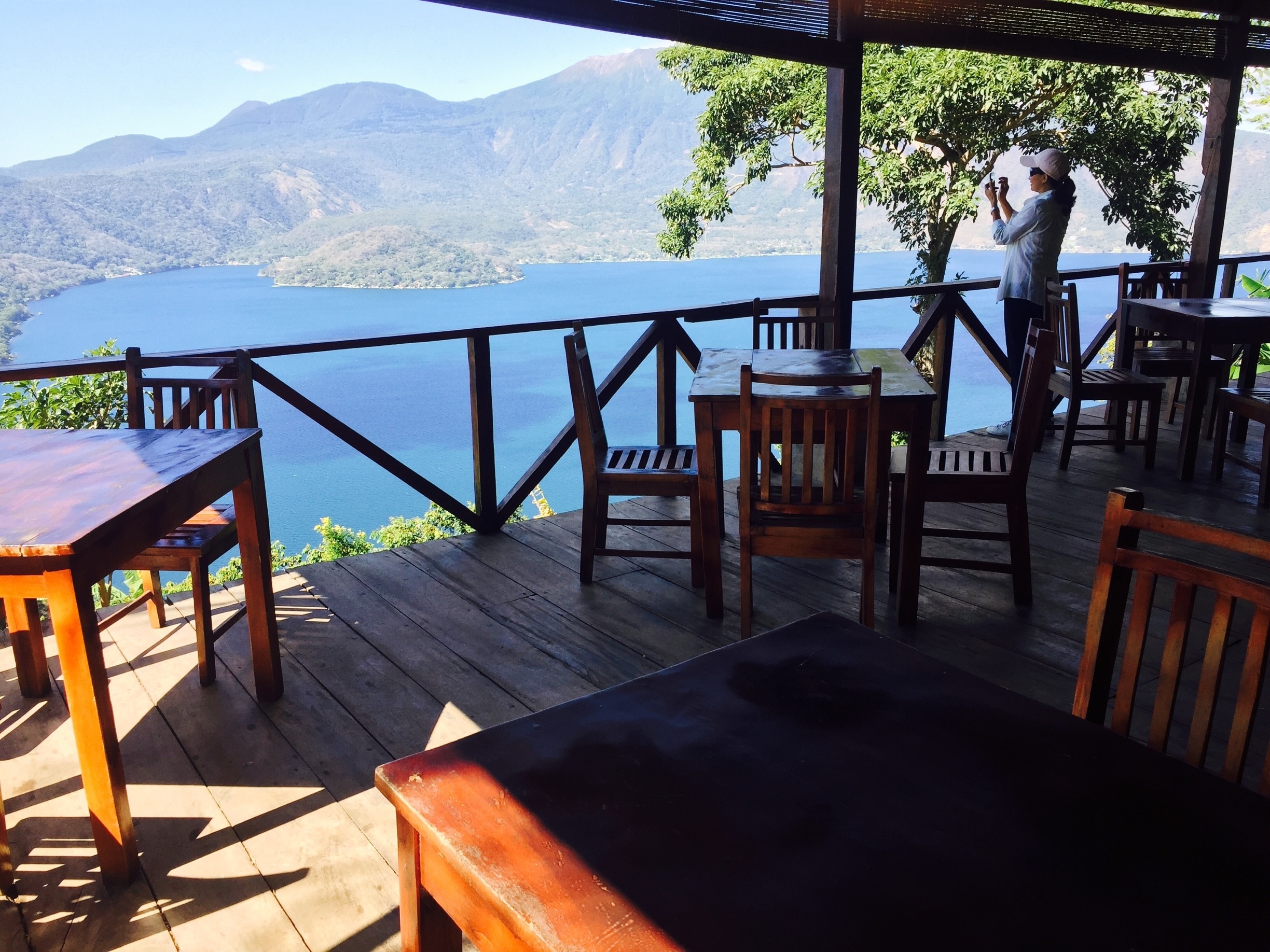 Great little restaurant overlooking the lake in volcano