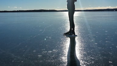 Ice skating on the lake, Kyrkviken, in January 2015. Little big adventure at home.  #theadventurerally #hampuselinochhajen #aventyrsrally #arvika #sweden #january2015