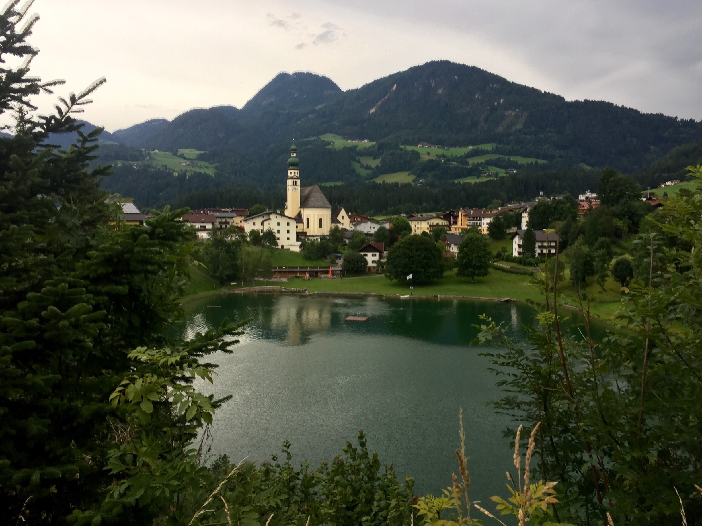 Le lac de baignade reithersee dans le village tyrolien de Reith I'm Alpbachtal
