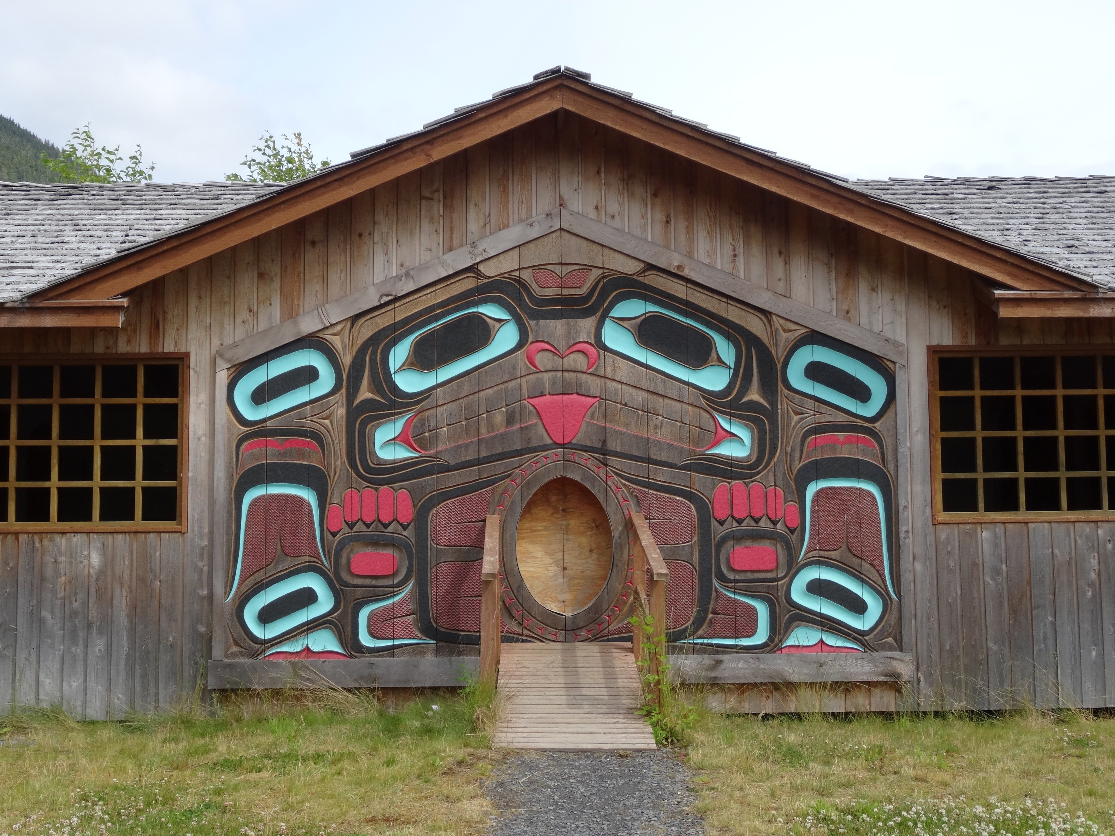 O Totem Bight State Historical Park é um parque estadual situado ao norte de Ketchikan. O parque tem uma grande coleção de totens e a replica da casa de um chefe. Alguns totens são originais e foram reparados. Outros são réplicas feitas por mestres de nações indígenas.

#totem #ketchikan #alaska