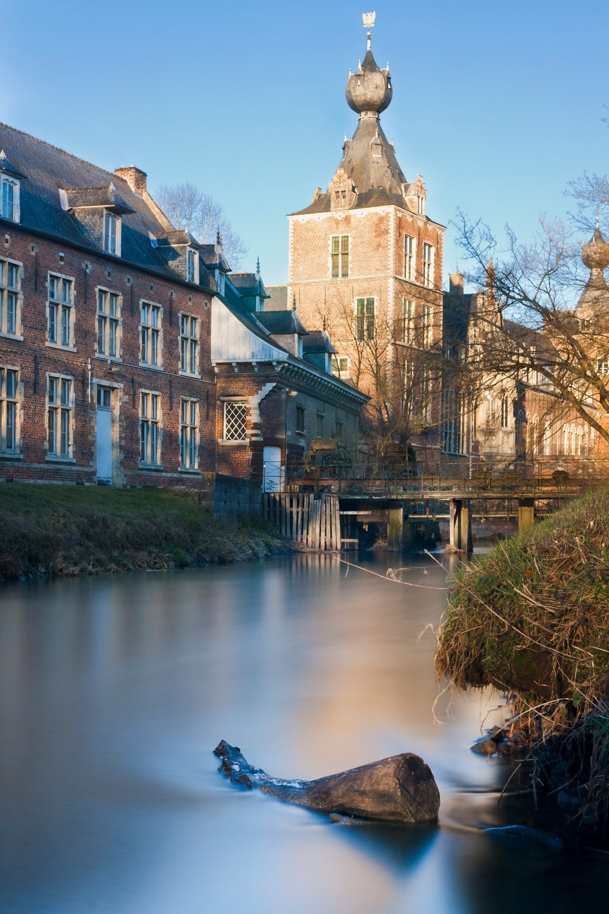 In Winter, the low afternoon sun lights this castle long the river Dijle. Great place to test my first 10 stop filter.