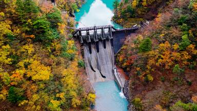 This dam is beside the famous Yume no Tsuribashi suspension bridge. In early morning, the tiffany blue coloured river and the autumn leaves around created a beautiful picture.