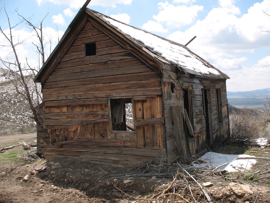 There are a lot of abandoned building up here. Including this house and a schoolhouse, which is most a foundation now. A couple historic markets from the #tintichospital as well.