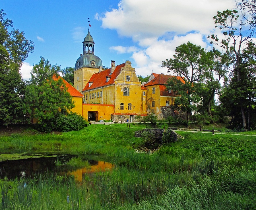 Lielstraupe Castle is a castle in the historical region of Vidzeme, in northern Latvia. #latvia
Random discoveries like this is only possible when you drive around the European country-side: http://alwayswanderlust.com/why-you-should-tour-europe-with-eurodrive/