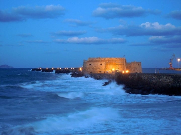 BalkanViator - Koules Castles (or previously known as Rocca a Mare, meaning  Sea Fortress) was built as a powerful fortress to protect the port of  Heraklion. However, in 1669, the Turks occupied