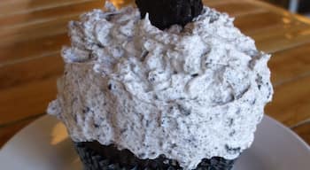 THE BEST Oreo cupcake!  The frosting tasted just like the center of an Oreo - and the recipe is top secret! #SweetSpot
