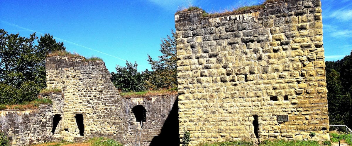 Ruine Grasburg an der Sense. Ein angeblicher Kraftort im Kanton Bern. Wunderschönes Naturgebirge . Auch Hunde und Kinder kommen hier nicht zu kurz.