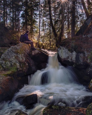A beautiful place for hiking, picknicks or relaxing. Not many turist and lots of hiking possibilities. You will find Rävafallet 50 km north of Jönköping, close to Hökensås nature reserve. There is a area for camp fire at the bottom of the waterfall.
