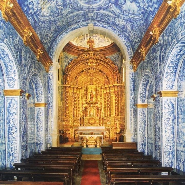 The Church of São Lourenço is decked out with azulejo tiles to create s pretty magically blue interior. 💙 Portugal DOES churches y'all