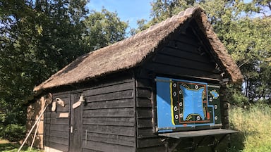 Once the home of the duck hunter, now used to explain how the nearby duck decoy once worked - the English word originates from the Dutch word “eendenkooi”. 

Still has a few ducks left, the lucky kind. The decoy is now in the middle of nature reserve Naardermeer. 

Check out the guided tour: 
https://www.natuurmonumenten.nl/natuurgebieden/naardermeer/agenda/boottocht-naar-eendenkooi-naardermeer
