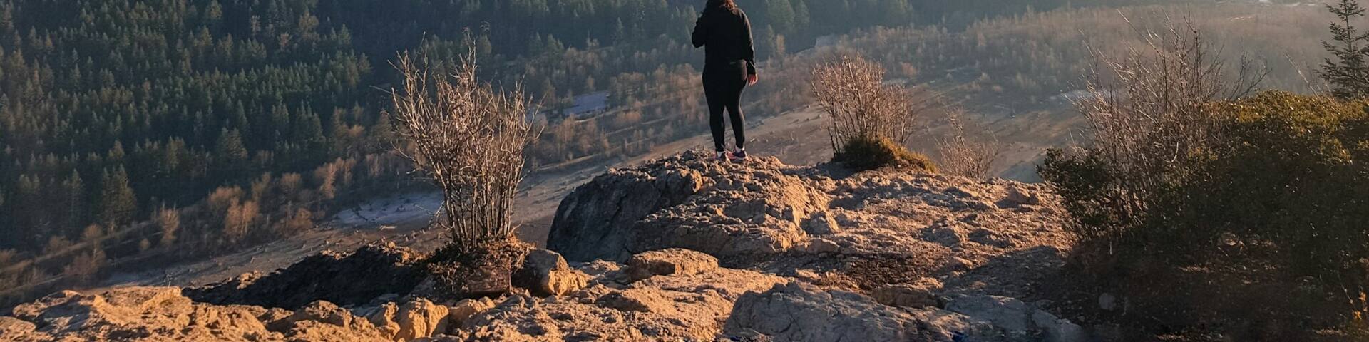 Rattlesnake ledge hike  is so popular why wouldn't it be when it's such a short drive and the hike itself is 1.9 miles up and you get such beautiful views.. 
#hiking