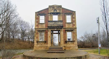 Built in 1865, by a German immigrant, this house survived a flood in 1937 and was set to be razed 1953 to make room for the expansion of the city dump.

The facade was saved and now is plopped in the middle of a road.