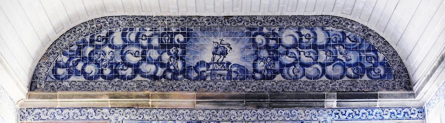 #Sesimbra #Portugal #church
Numa visita que fiz ao Castelo de Sesimbra, fui surpreendido por esta pequena Igreja que fica dentro das muralhas do castelo. Destaque para os belos azulejos.
On a visit I made to the Castle of Sesimbra, I was surprised by this small church that is inside the castle walls. Highlight for the beautiful tiles.