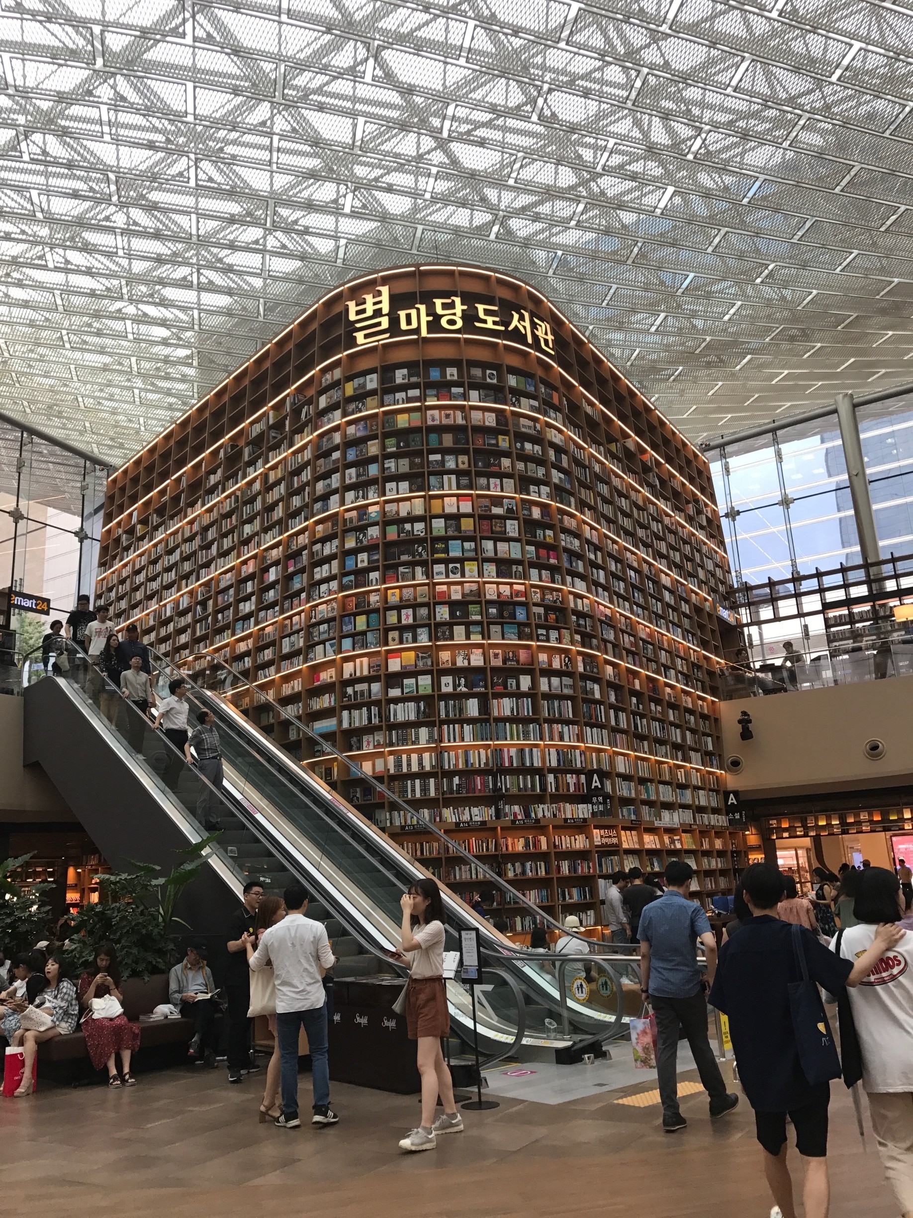 A library in the middle of the mall? 