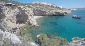 Ibiza isn't all about clubbing 😌 A little cliff jumping doesn't hurt 😊