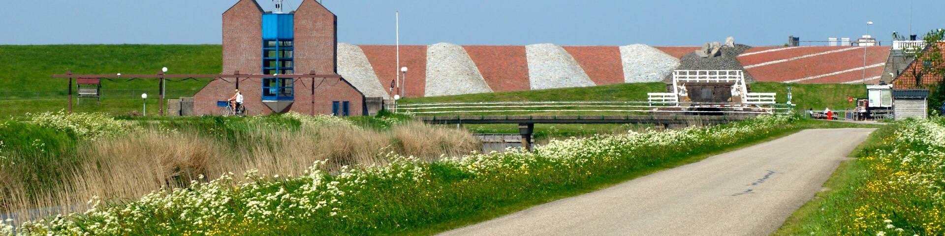 Noordpolderzijl, Gemaal Usquert, Steenmozaïek op de dijk.
#architecture