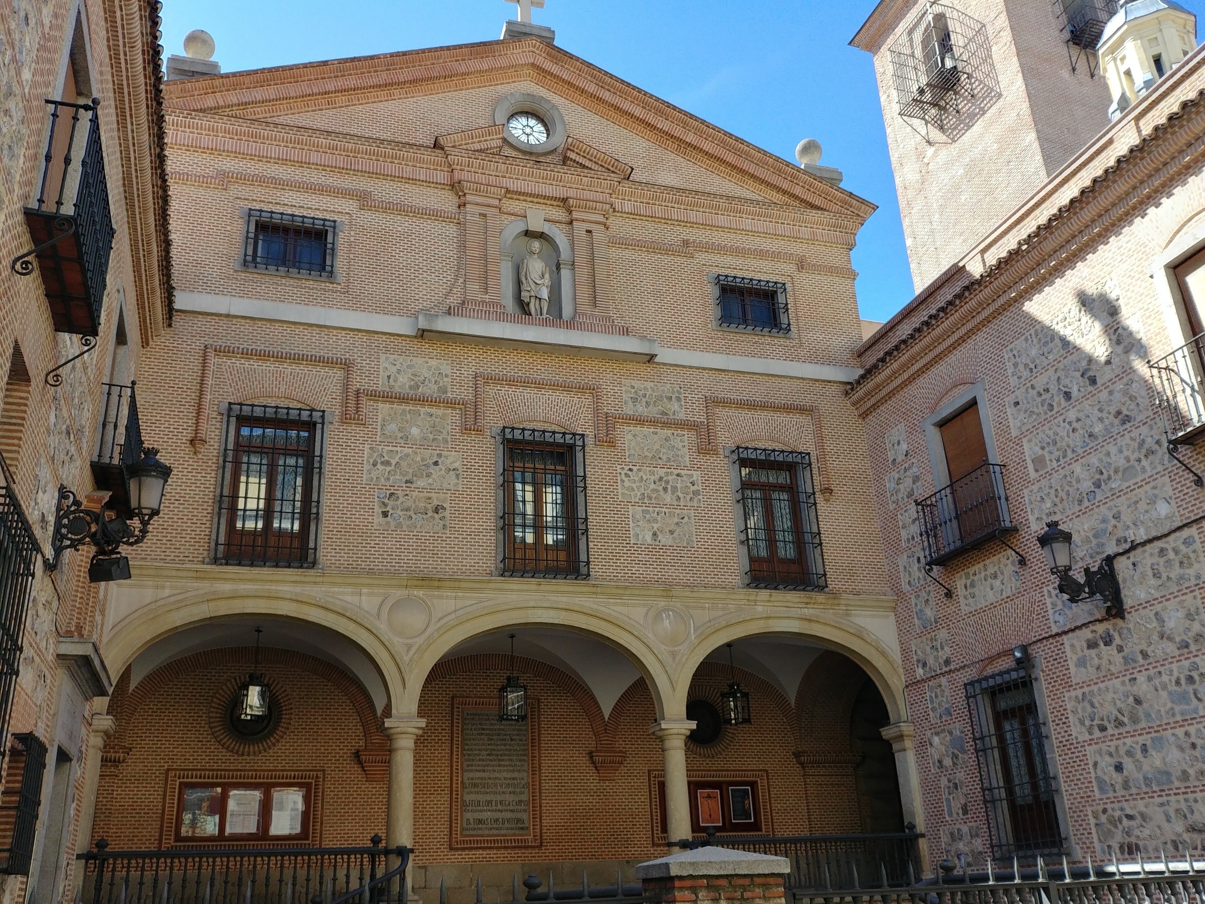 It is no so famous than the nearly chocolate shop San Gines, just behind this building. Two famous writers of the spanish XVII golden century are related to this church: Lope de Vega (wedding) and Quevedo (baptism).