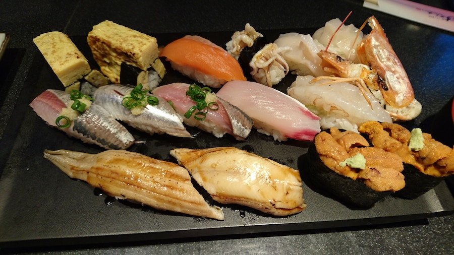 Fresh seafood platter showcasing Tsukiji Outer Market's culinary offerings in Tokyo.