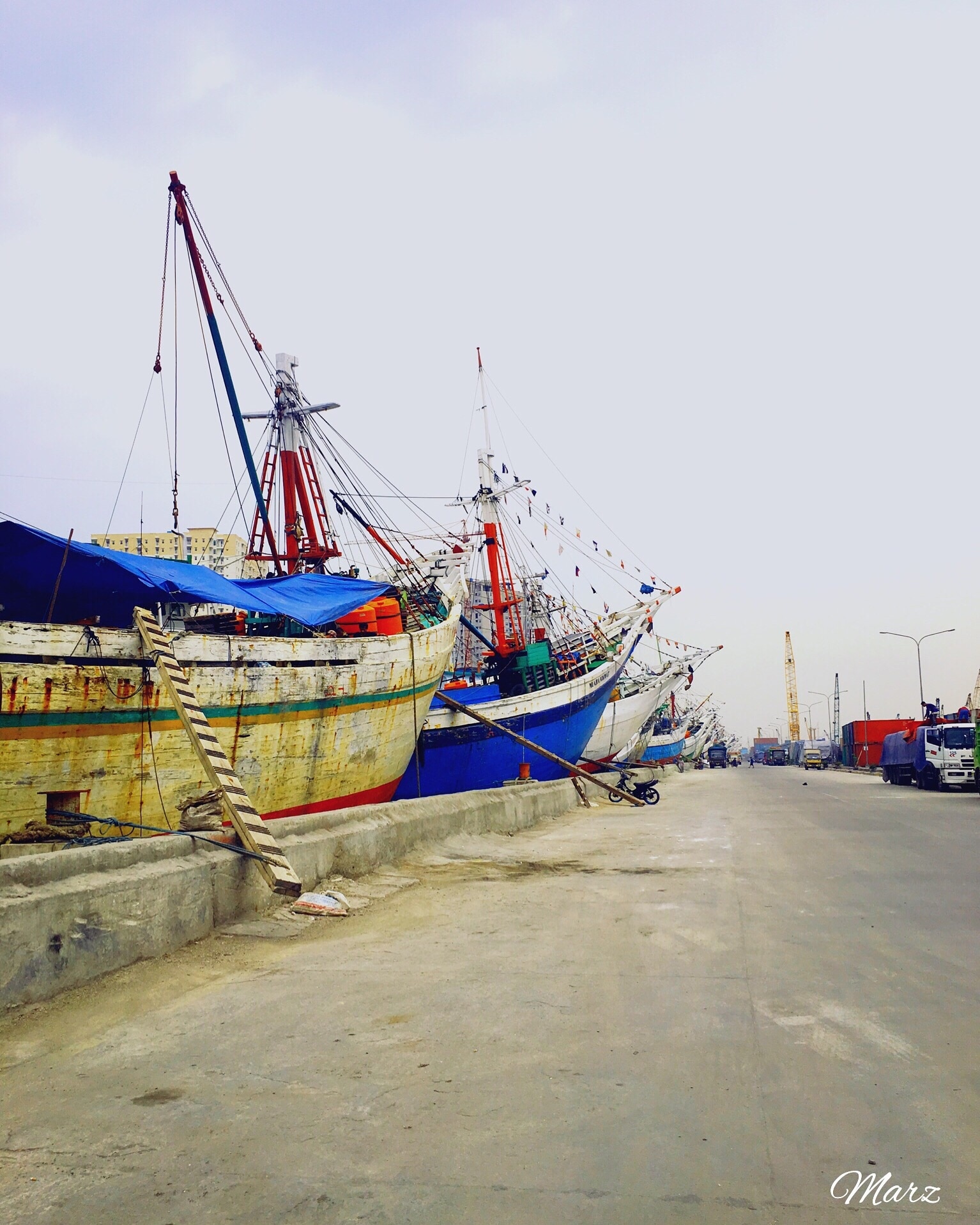 No permanence is ours. We are a wave that flows to fit whatever it finds. #sundakelapa #oldharbour #jakarta 🇮🇩