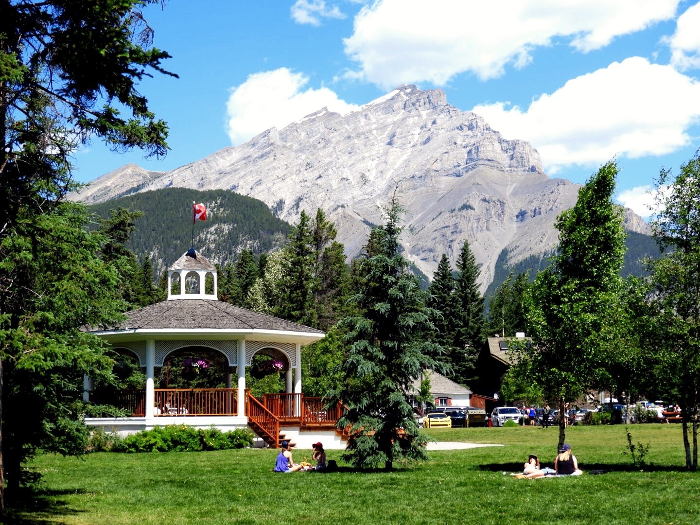 An idyllic setting with a beautiful backdrop, the Central Park in Banff located along the bow river is a perfect place to spend time after a hearty meal in one of the many restaurants in downtown Banff.  Beware of the mosquitoes though.  