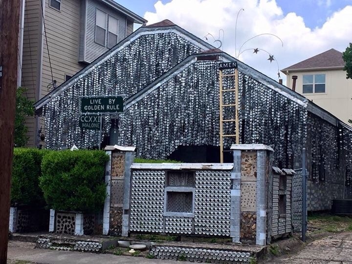 A house made entirely out of beer cans, beer tabs, beer can boxes... How cool is that?? For $5 you can get inside and take a tour of the place. It's so crazy to see this outrageously out of place house nestled right in the middle of this quiet suburban area 😋