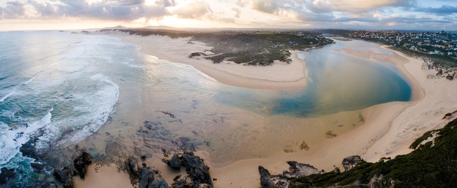 After driving over 800km straight from Lesotho and got here to see this place, it blew my mind!
This place is out of this earth!
It is safe and relaxed place where you can freely find many great spots to do many things.
There is a lot of people walking their dogs, which I personally love!
#BeachTips #Kenton #SouthAfrica #StudioFenkoli