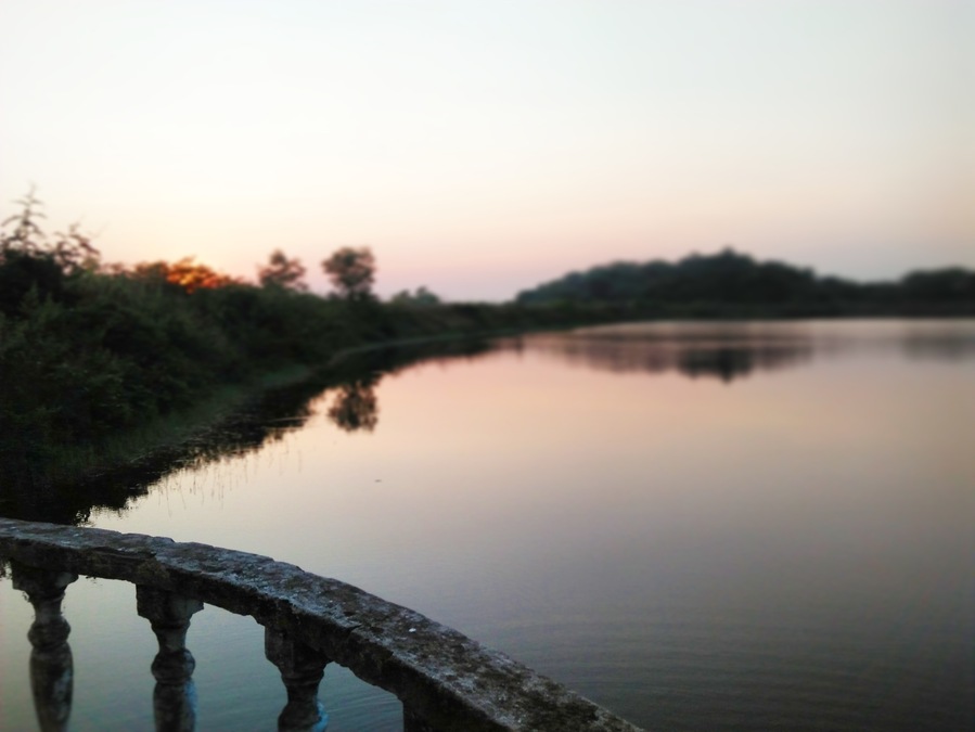 This is a perfect place for a person who is looking for solitude in nature's den.
A beautiful natural lake surrounded by small hills on three sides. And u can spot a sunset on the fourth side.Evening is the perfect time to visit. Do carry a identity card if possible because sometimes the security guard insist you to show one to enter the premises.
#kjtips #goa