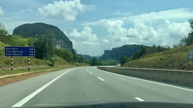 This is pure bliss after the one hour crawl just to get out of Kuala Lumpur this morning. On the way back to the hub’s hood in Kuala Krai via the new scenic Central Spine Road (CSR) linking Kuala Lipis in Padang to Kota Bharu in Kelantan.
#centralspineroad #kualalipis #pahang #kotabharu #kelatan #malaysia #iphone6plus #travel #travelblogger #mariadasstheworld