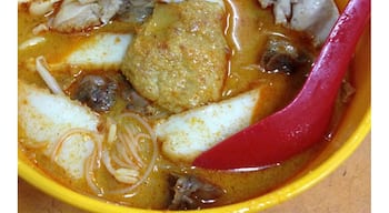 This place is well known for its curry noodle, complete with cockles and steamed white chicken. A must try if you are in Teluk Cempedak. 