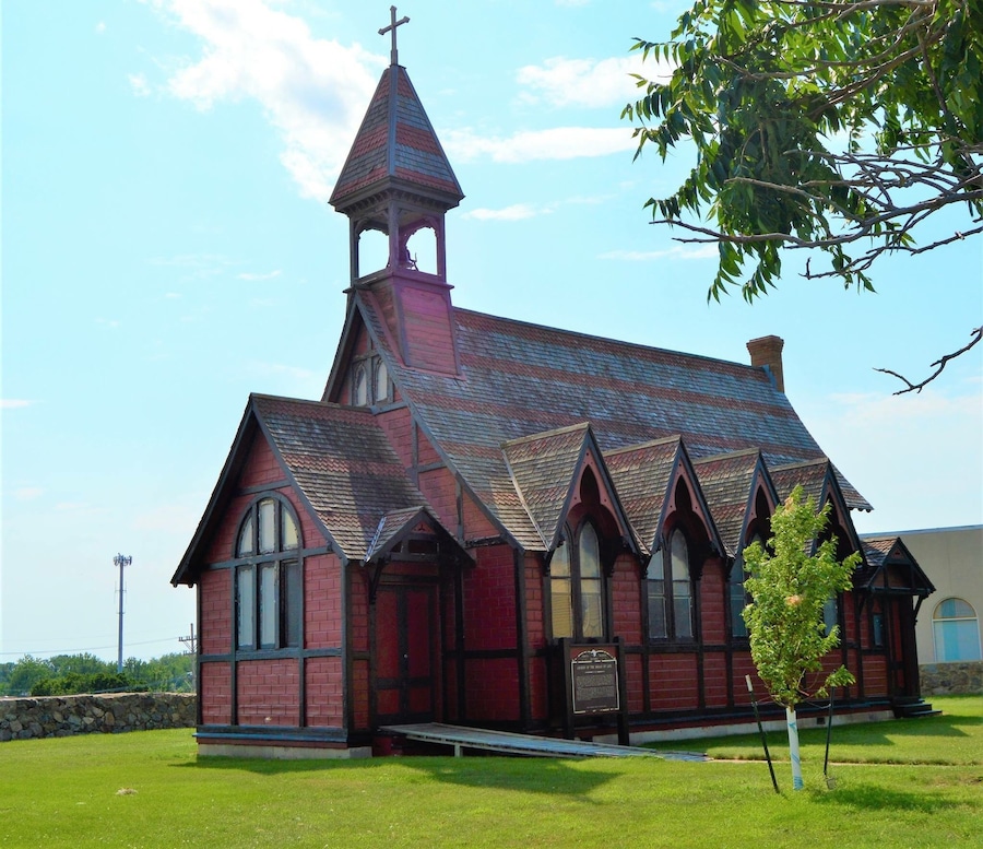 Century, the church was moved to the corner of Third St. and Rosser Ave. After the 1949 construction of a new Episcopal church, called the St. George’s Episcopal Memorial Church, the original St. George’s was donated to the State Historical Society and was moved to its present location at Camp Hancock in 1961.