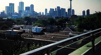A wonderful hostel in Toronto, with rooftop views to match!