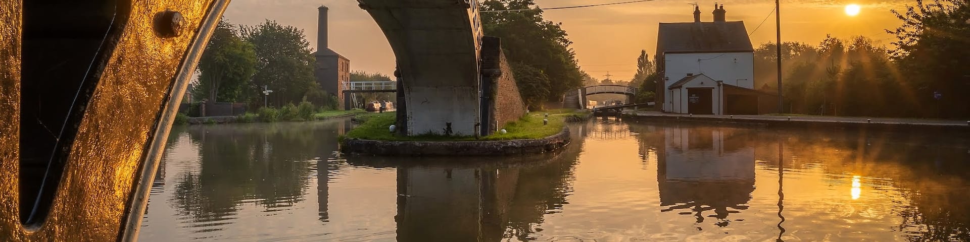 Lovely early start this morning at Hawkesbury Junction where the Oxford Canal meets the Coventry Canal, beautiful sunrise with golden tones, mottled clouds and calm waters with a slight mist in the air. Just outside the lovely Greyhound Inn.