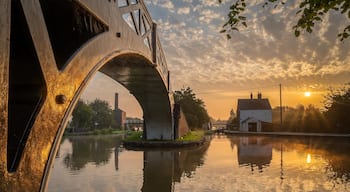 Lovely early start this morning at Hawkesbury Junction where the Oxford Canal meets the Coventry Canal, beautiful sunrise with golden tones, mottled clouds and calm waters with a slight mist in the air. Just outside the lovely Greyhound Inn.