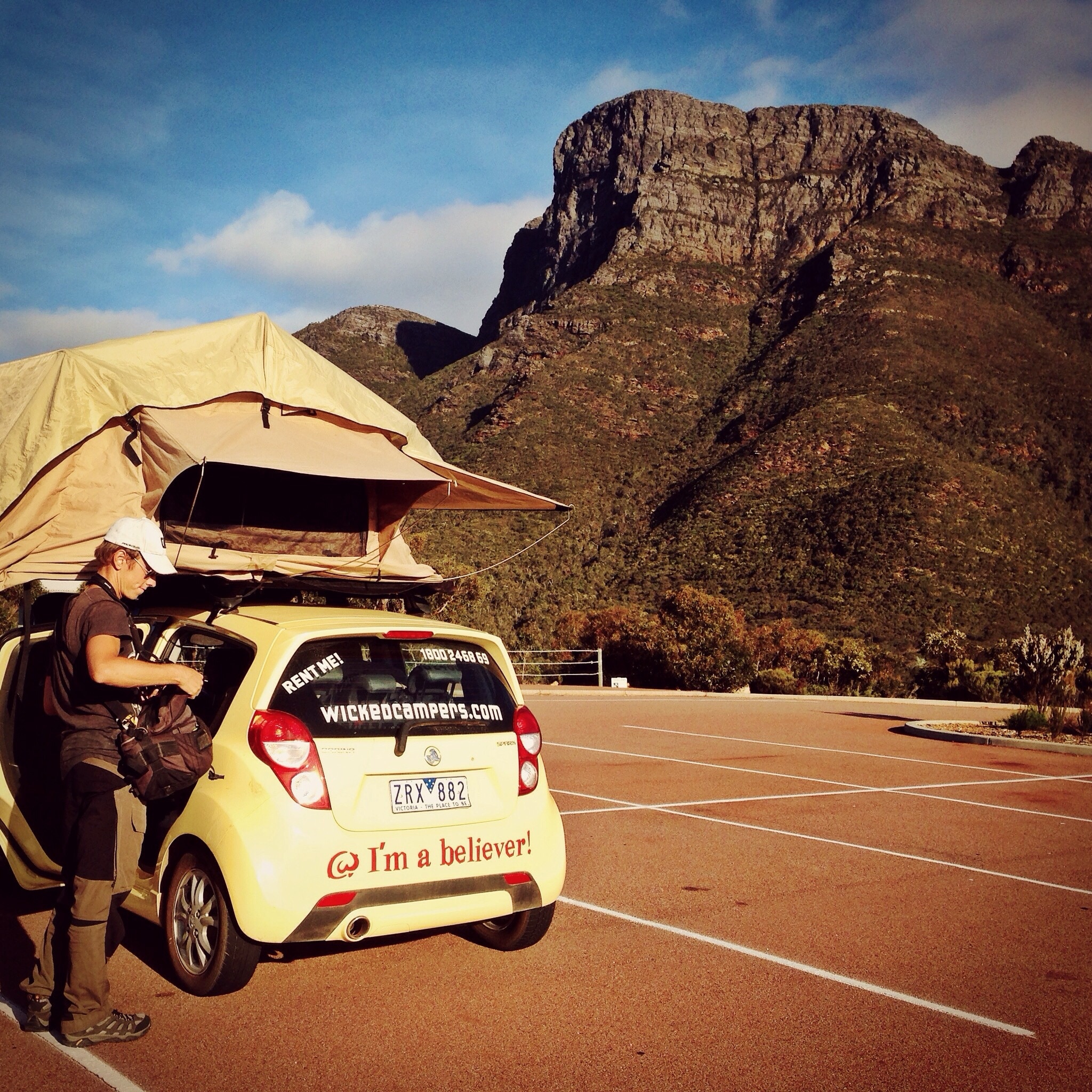 This was our wheels and accommodation for one month on the road in Western Australia. The mountain in the background is Bluff Knoll (1099 m.a.s) which we climbed later 💪 #roadtrip #nationalpark