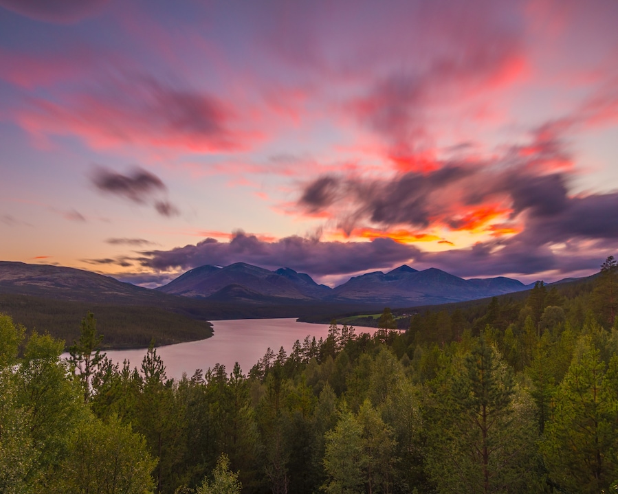 Epic sunset in Rondane National Park, Norway. This was a really weird shoot for me, as we literally parked our car 5 meters from this spot, instead of hiking to a spot.
#BvSSpring #mountains