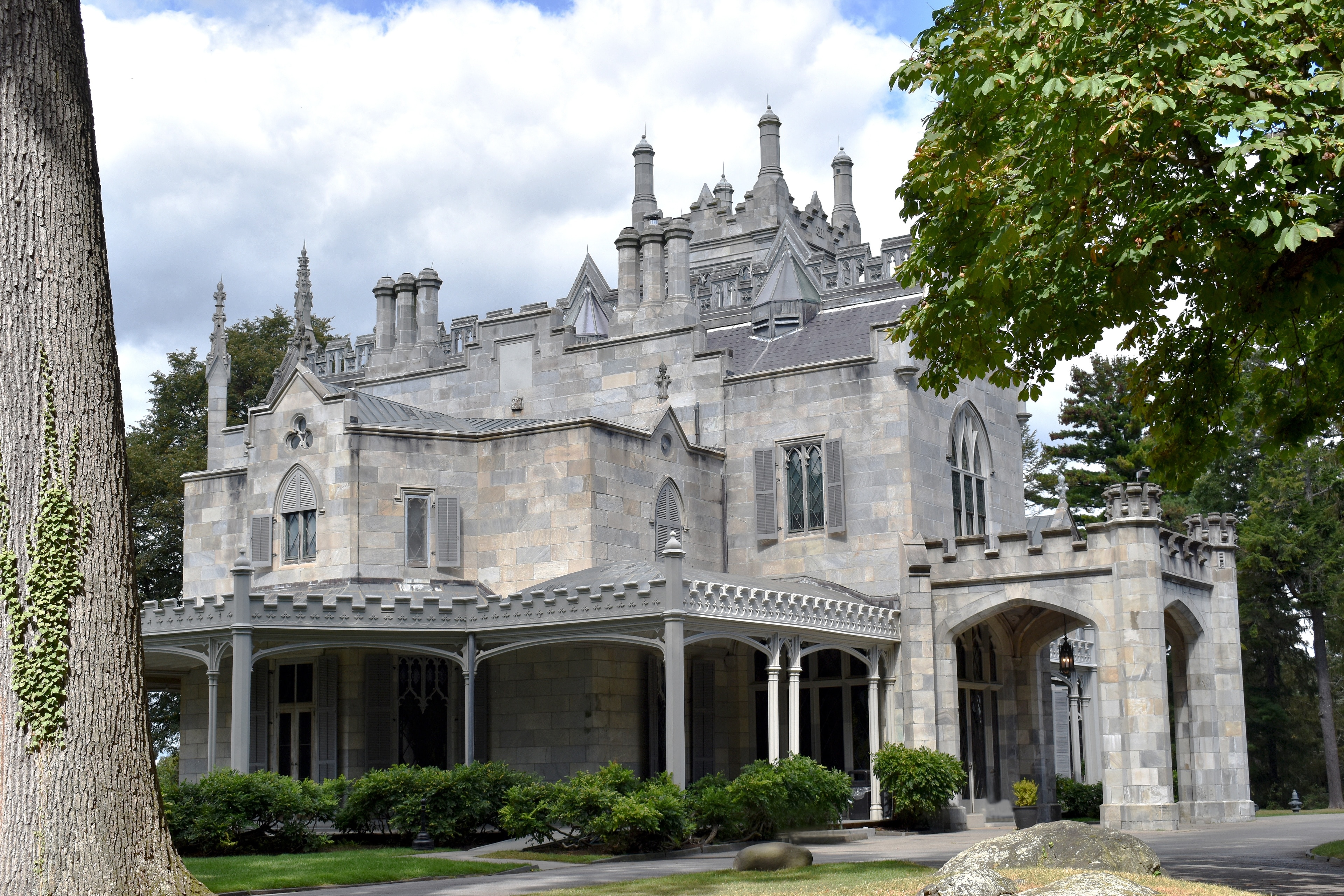 This mansion was built in 1838 and is situated on 65 acres on the Hudson river and was home to New York City Major William Paulding Jr., merchant George Merritt and railroad tycoon Jay Gould consecutively.