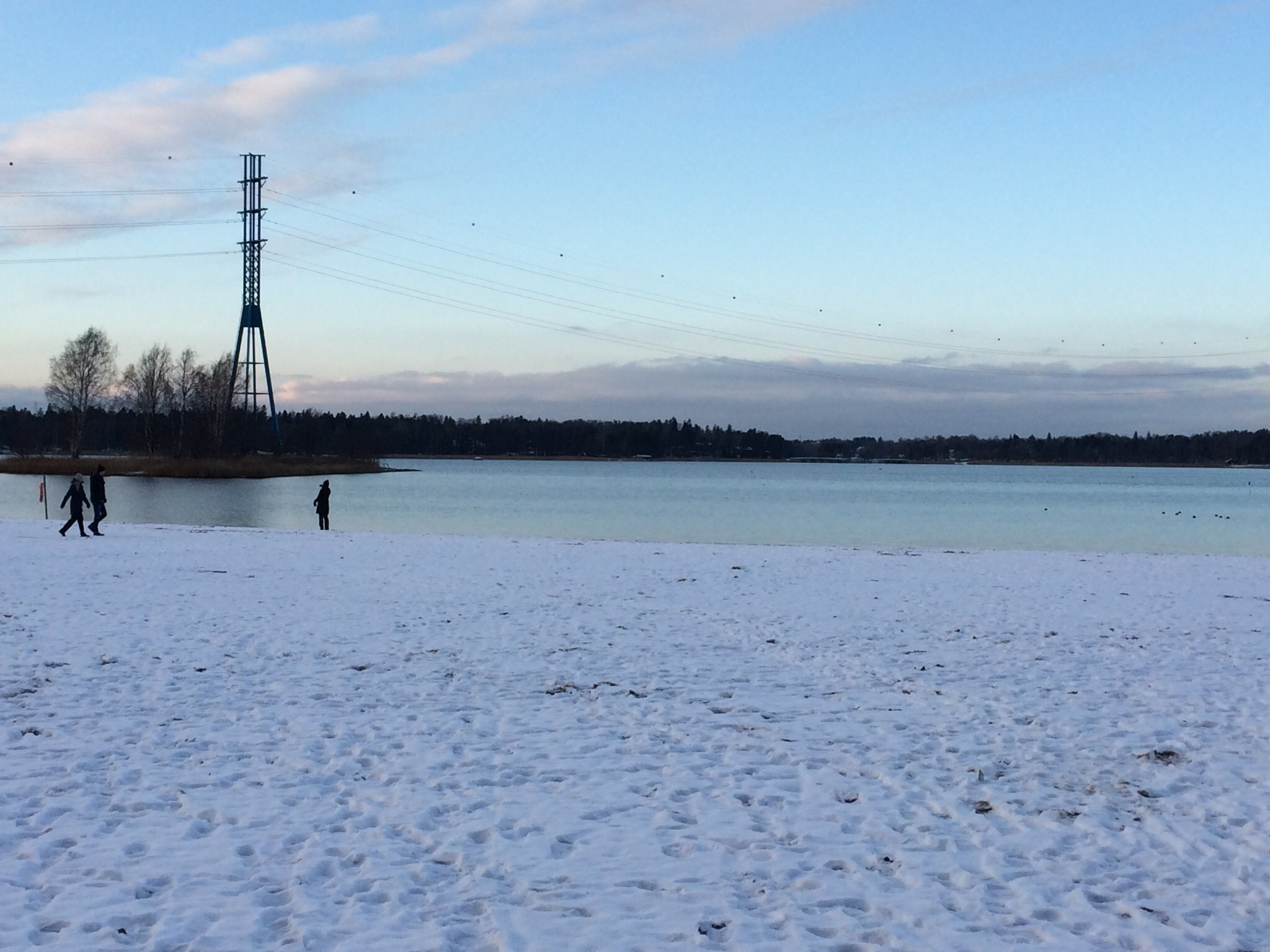 The snowy beach in the Finnish Winter!! #snowtrove
